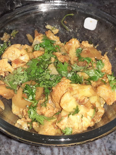 गोभी आलू की सब्ज़ी (Gobhi aloo ki sabzi recipe in Hindi) रेसिपी मुख्य फोटो