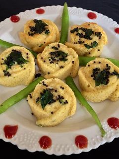 खमन ढोकला मफ़िन (Khaman Dhokla Muffin recipe in Hindi) रेसिपी मुख्य फोटो