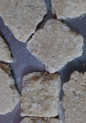 मावे की बर्फी (mawe ki barfi recipe in Hindi) रेसिपी मुख्य फोटो