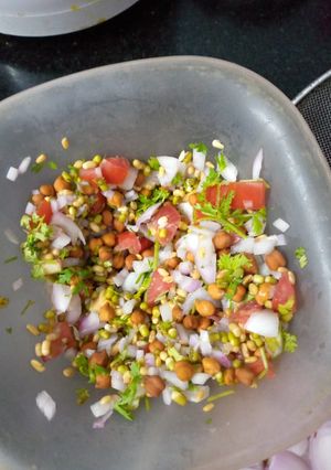 स्प्राउट्स चाट (Sprouts chaat recipe in Hindi) रेसिपी मुख्य फोटो