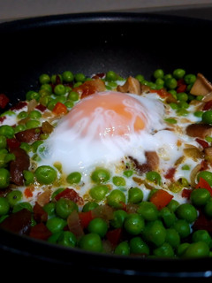 Una foto de Sartén de guisantes, shitake, huevo y jamón