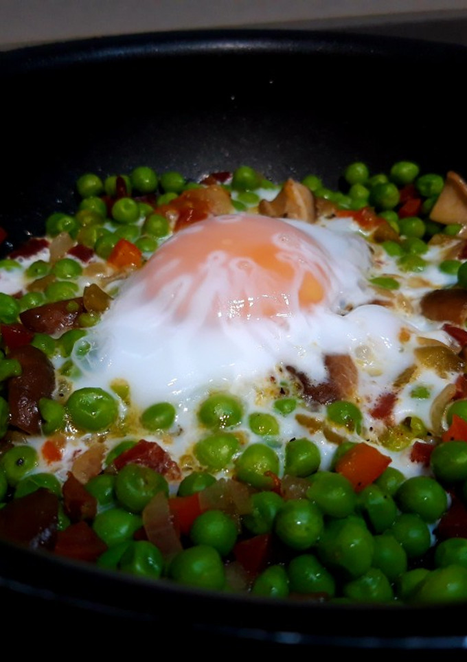 Una foto de Sartén de guisantes, shitake, huevo y jamón