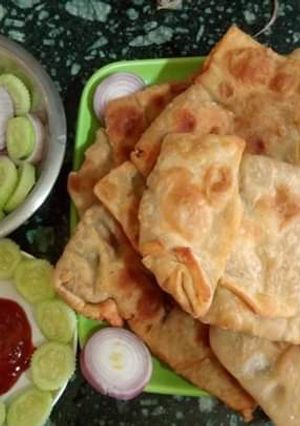 মোগলাই পরোটা (চিকেন ও ডিম দিয়ে) (mughlai paratha recipe in Bengali) রেসিপির প্রধান ছবি