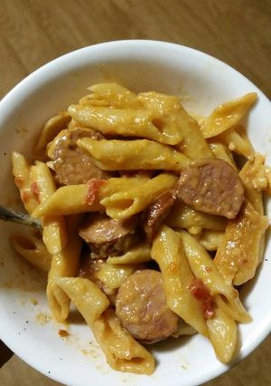 A picture of Cheesy one pot smoked sausage pasta.