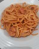 Spaghetti con crema de chipotle y salchichas