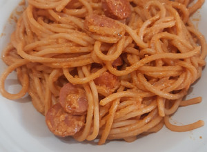 Una foto de Spaghetti con crema de chipotle y salchichas