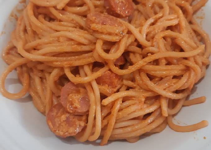 Spaghetti con crema de chipotle y salchichas Receta de Mich Gomitas- Cookpad