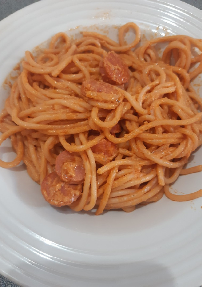 Una foto de Spaghetti con crema de chipotle y salchichas