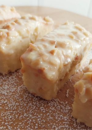 Una foto de Bizcochitos de coco con cobertura crujiente de chocolate blanco y almendras (SIN GLUTEN)