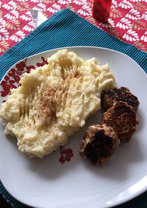 Una foto de Puré con croquetas de jurel