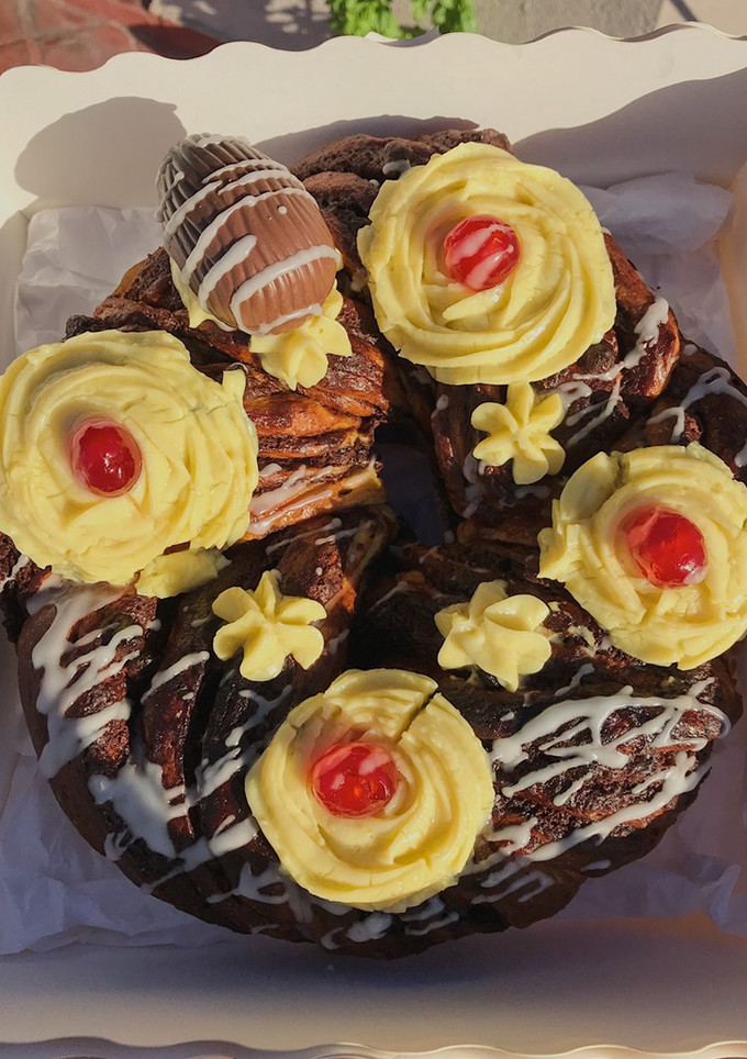 Una foto de Rosca de Pascua rellena de chocolate