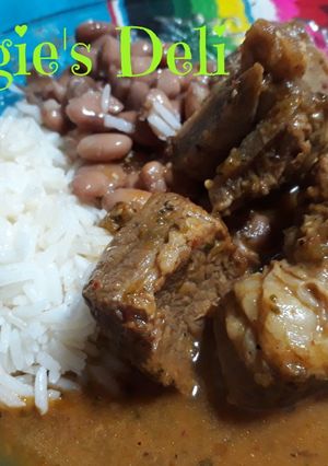 Una foto de Agujas de res en tomatillo y chile