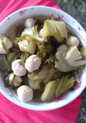 Hình của món Canh dưa chua chả cá basa viên.