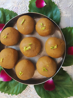 बेसन लड्डू (besan ladoo recipe in Hindi) रेसिपी मुख्य फोटो