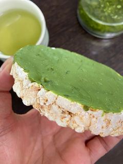 Una foto de Tortitas de arroz con chocolate de Matcha