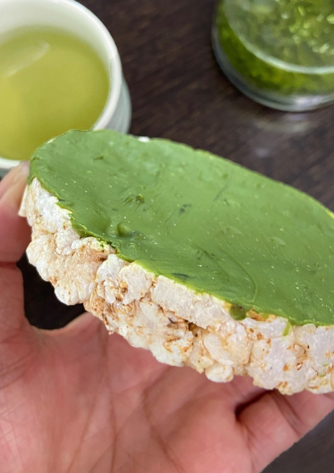Una foto de Tortitas de arroz con chocolate de Matcha