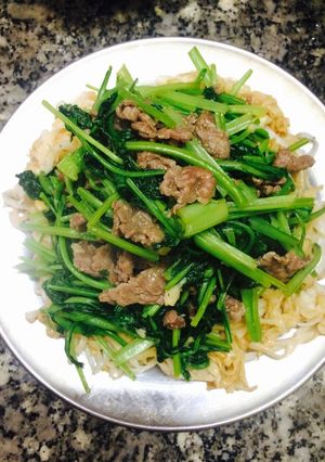 A picture of Stir-Fried Soft Pho Noodles with Beef.