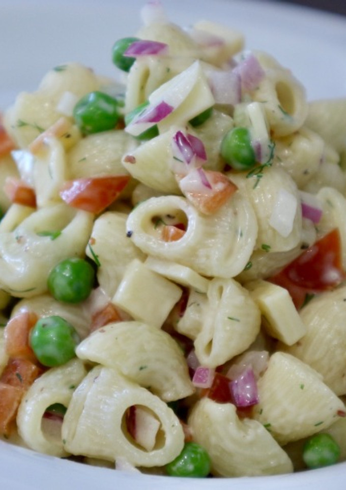 Una foto de La mejor ensalada de pasta!!! receta rápida y fácil para el verano