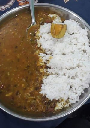 A picture of Dal and rice.