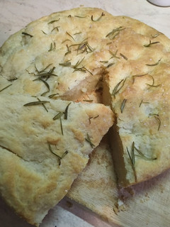 Φωτογραφία της συνταγής Focaccia αφράτη, τραγανή και γεμάτη αρώματα! Η φοκάτσα της Κοκκινοσκουφίτσας!