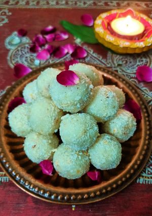 नारियल लड्डू CoconutLadoo रेसिपी मुख्य फोटो
