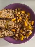 Bowl con tonno, ceci, peperoni accompagnata da pane tostato