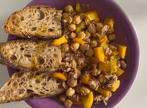 Foto di Bowl con tonno, ceci, peperoni accompagnata da pane tostato