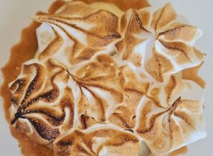 Une photo de Tartelettes Citron et Rhubarbe Meringuées