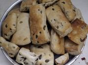 Una foto de pan relleno de salami