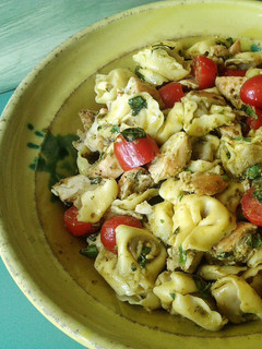 Una foto de Tortellini y pollo con pesto