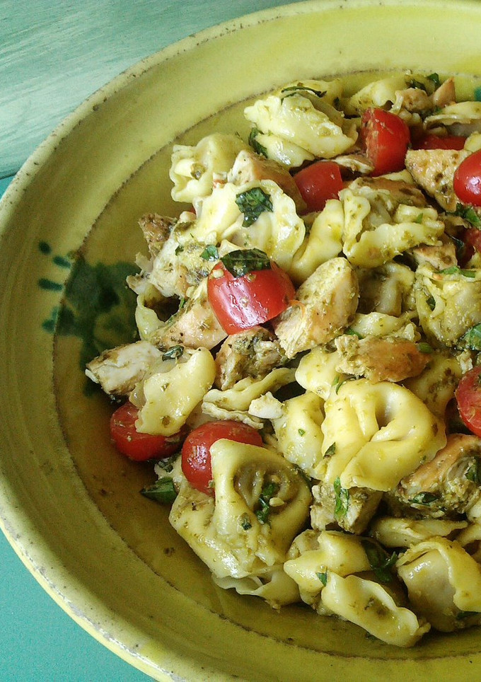 Una foto de Tortellini y pollo con pesto