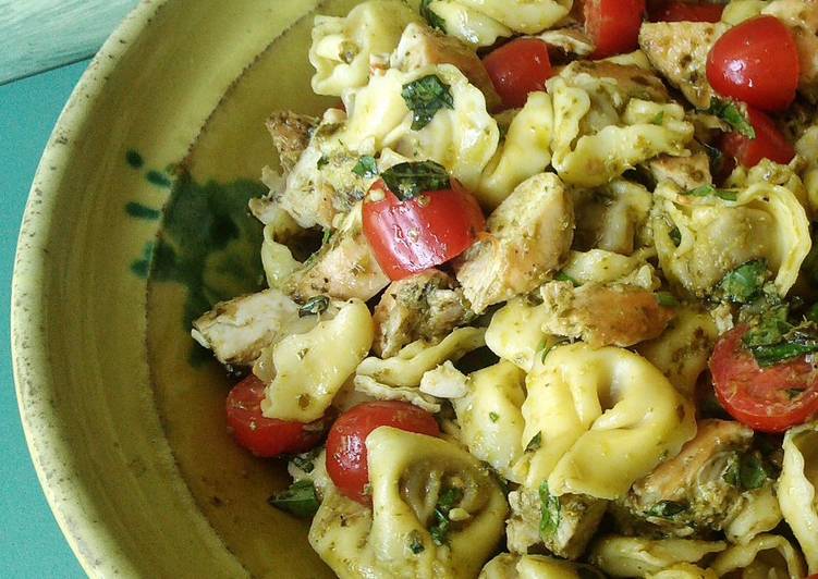 Tortellini y pollo con pesto