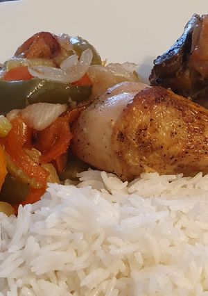 Una foto de Pollo al horno con verduras y 1906