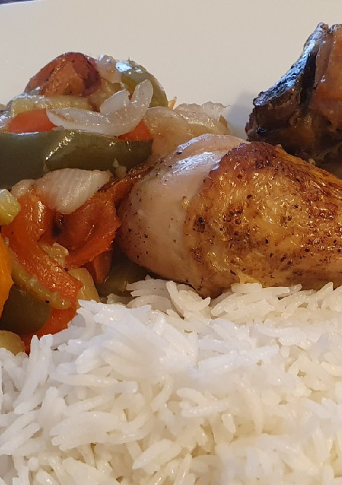 Una foto de Pollo al horno con verduras y 1906