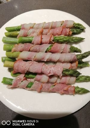 A picture of Steam Bacon and Asparagus.