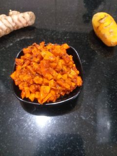 ओल्या हळदीचे लोणचे (olya haldiche lonche recipe in marathi) रेसिपी चे मुख्य फोटो 