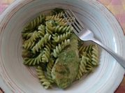 Una foto de pasta de tornillo con mantequilla