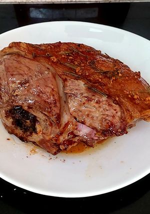 A picture of My Rosemary and Garlic flavoured Roast Lamb. 🤩.