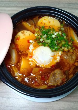 Hình của món Canh kim chi thịt bò đơn giản.