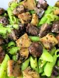 Macarrones con longaniza, relleno y portobello al ajillo