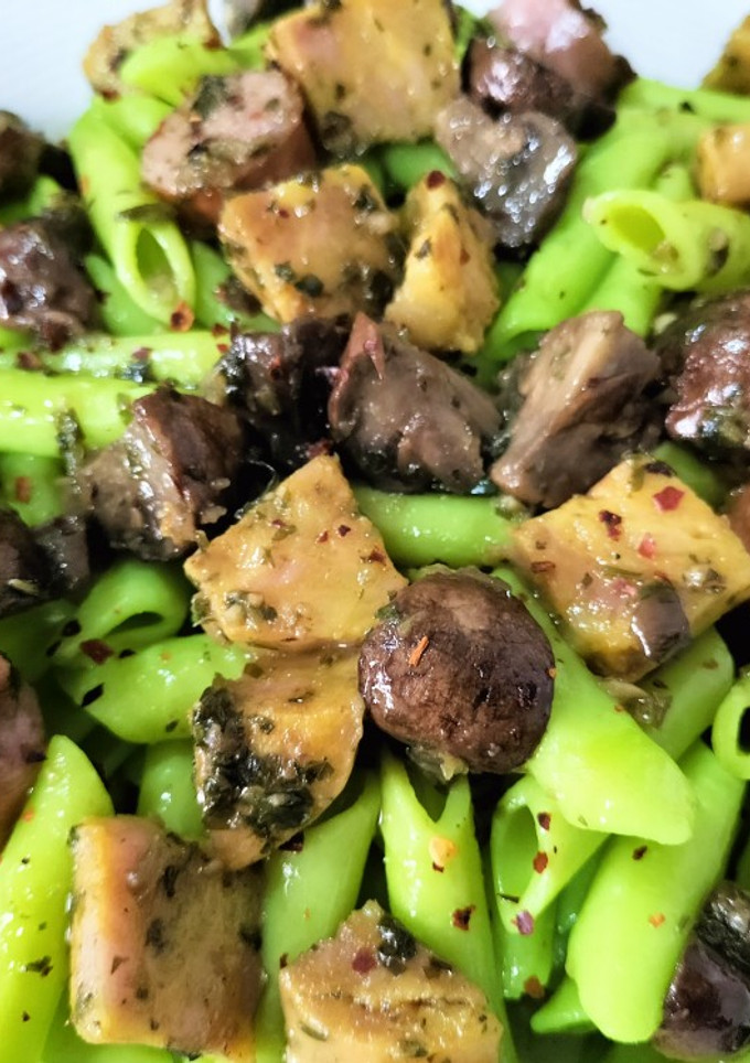 Una foto de Macarrones con longaniza, relleno y portobello al ajillo