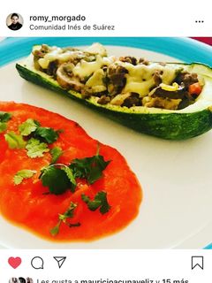 Una foto de Zapallo italiano relleno vegano con puré de zapallo y pimentón