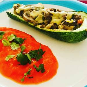 Zapallo italiano relleno vegano con puré de zapallo y pimentón