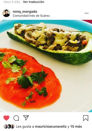 Una foto de Zapallo italiano relleno vegano con puré de zapallo y pimentón