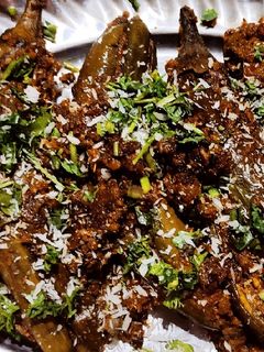 भरली वांगी (bharli vangi recipe in marathi) रेसिपी चे मुख्य फोटो