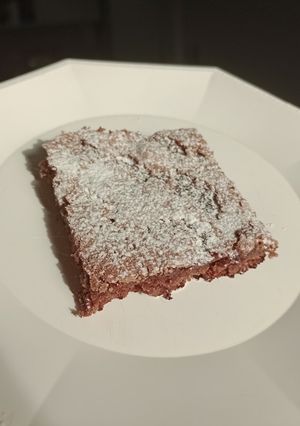 Una foto de Brownie con cacao en polvo