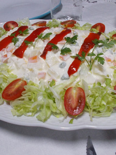 Una foto de Ensalada rusa clásica con mayonesa casera