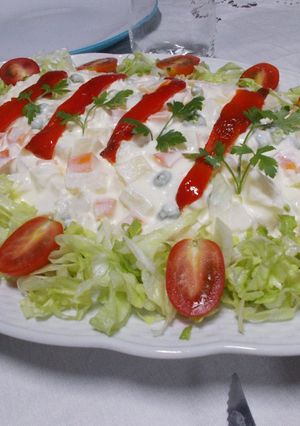Una foto de Ensalada rusa clásica con mayonesa casera