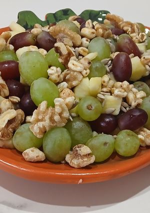 Una foto de Macedonia de Manzana, Uvas y Arroz Inflado