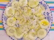 Una foto de ensalada de pepino y orégano